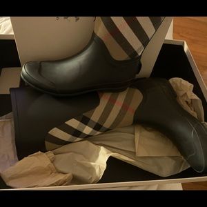 Burberry clemence rain boots new in box